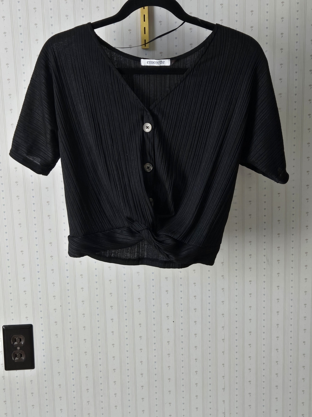 Emorette Black Short-Sleeve Twist-Front Crop Top